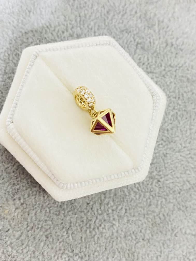 14k gold bracelet pendant with beautiful diamant shape and red stone inside IAN10