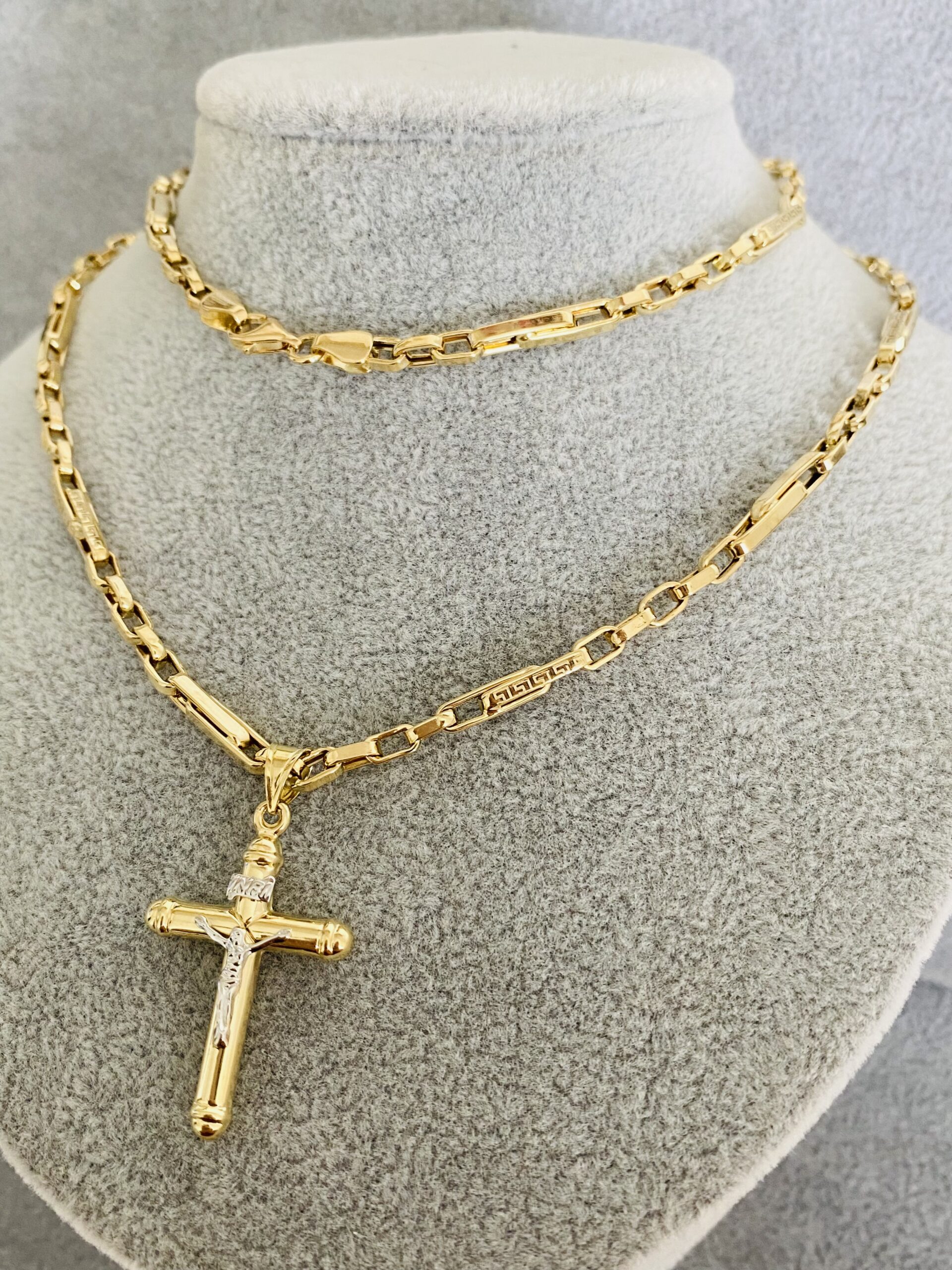 14k gold chain and cross SEE17