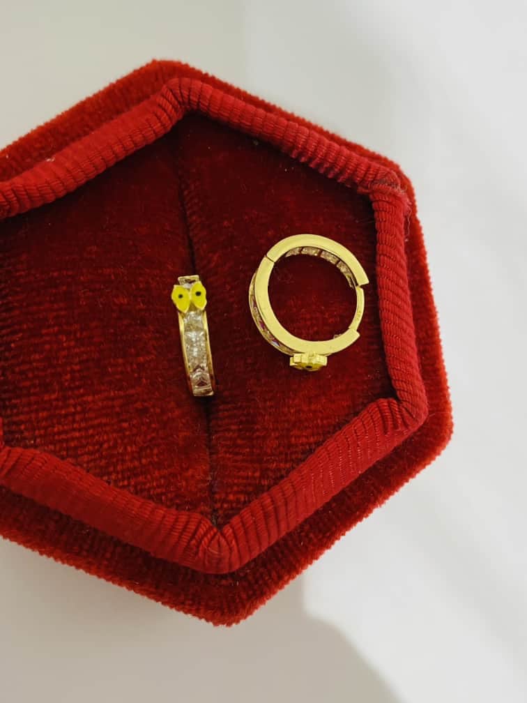 14k gold round earring with yellow butterfly Janu26