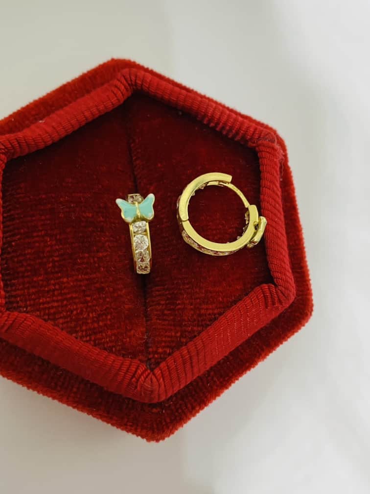 14k gold round earring with blue butterfly Janu25