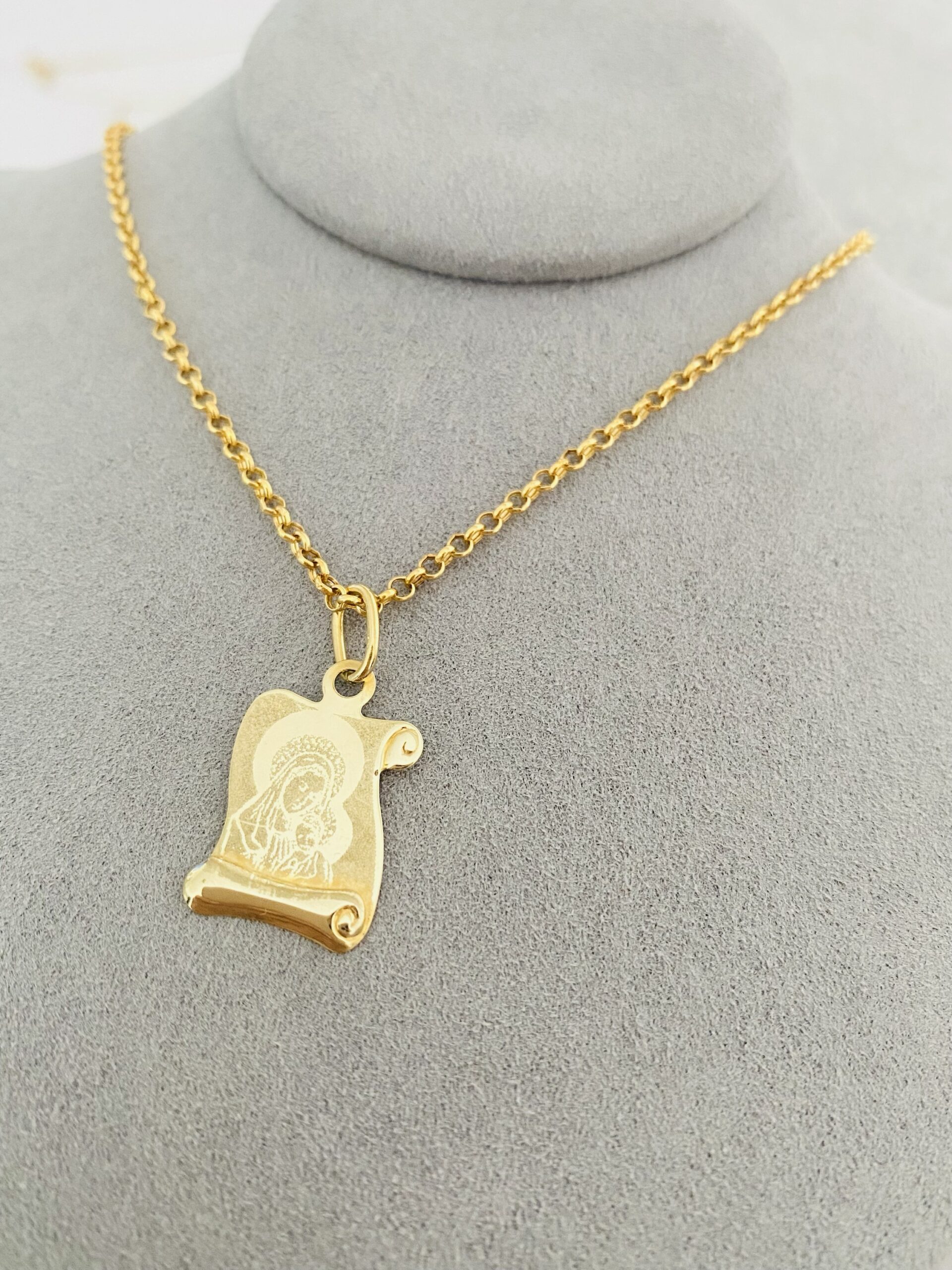 14k Gold chain and pendant HIZI25